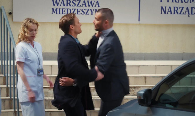 M jak miłość nowy sezon po wakacjach. Olek (Maurycy Popiel), Aleksander Sowiński (Mikołaj Krawczyk), Klaudia (Magdalena Dwurzyńska)