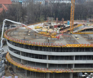 Konstrukcja OVO Wrocław wzrasta. Wylana już została podłoga 5 piętra