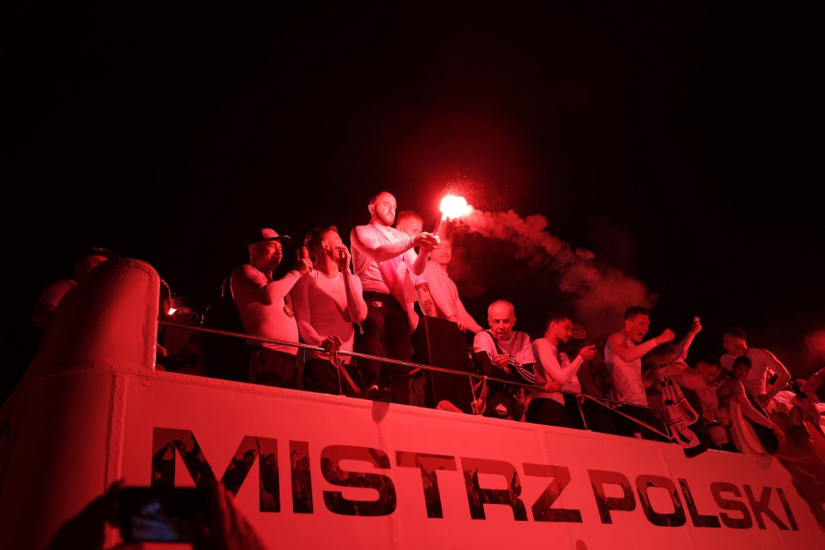 Mistrzowski autobus Legii Warszawa świętował pod pomnikiem Syrenki