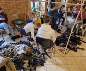 W Krakowie szyją siatki maskujące
