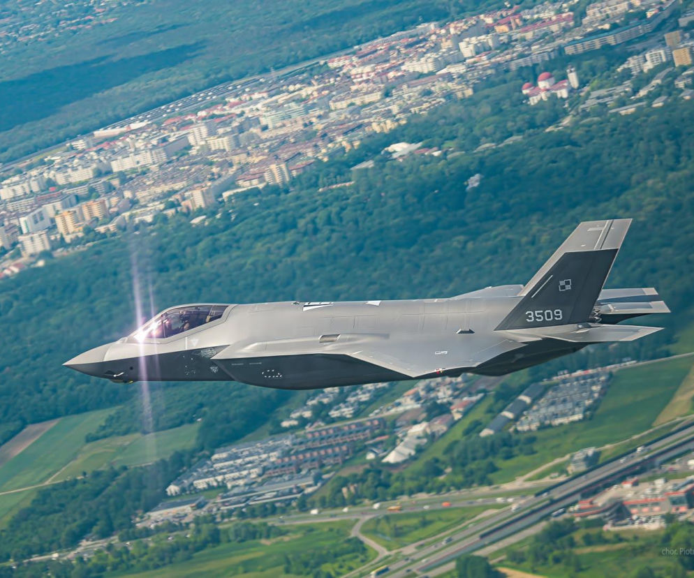 Szary myśliwiec F-35 w locie nad miastem. O produkcji części do tych maszyn w Rzeszowie przeczytasz na SE Superbiz.