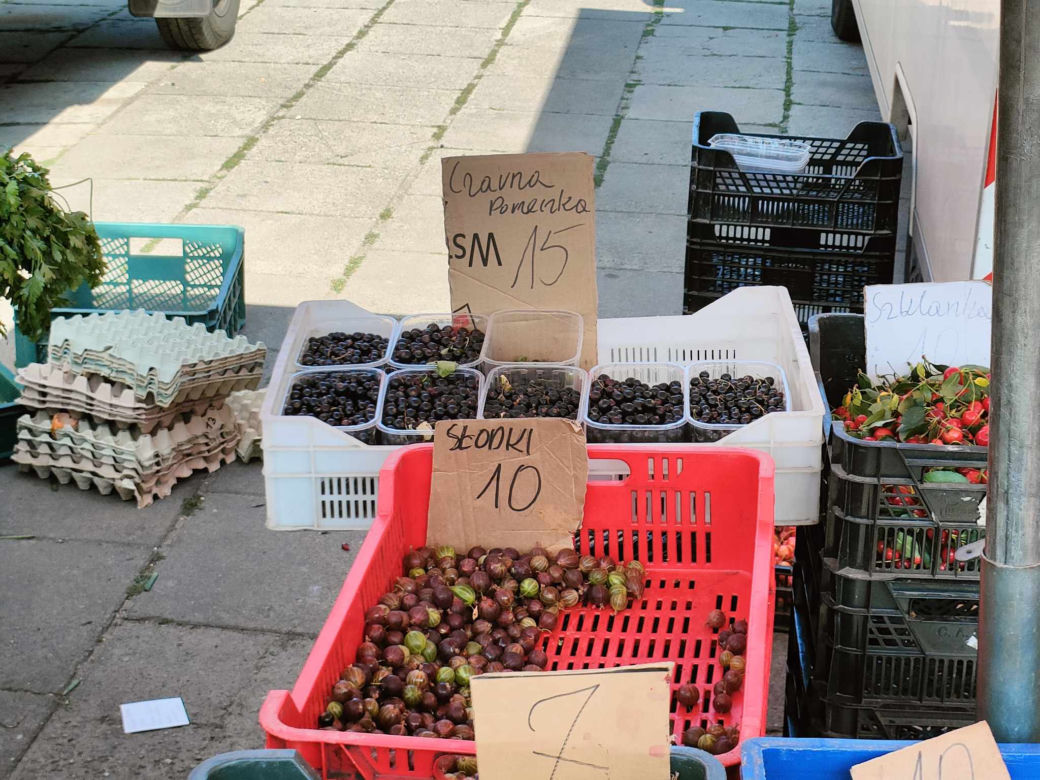 Cena czereśni i truskawek na łódzkich targowiskach. Zobacz, ile kosztują owoce w Łodzi