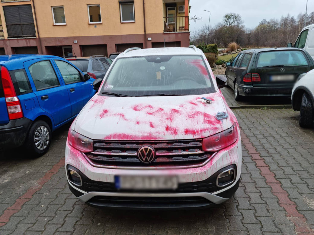 Wandal zniszczył auto pani Magdy! W Wągrowcu huczy od plotek