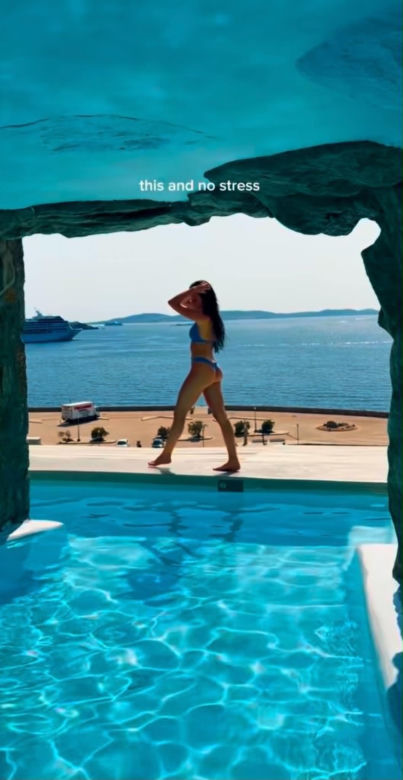 Roxie Węgiel relaksuje się w Mykonos