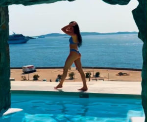 Roxie Węgiel relaksuje się w Mykonos