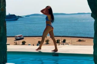 Roxie Węgiel relaksuje się w Mykonos