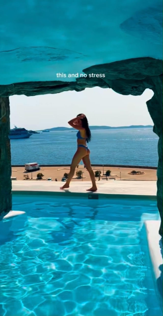 Roxie Węgiel relaksuje się w Mykonos