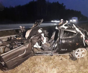 Dramat na A1. Osobówka zmiażdżona jak metalowa puszka, 26-letni kierowca walczy o życie