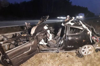Dramat na A1. Osobówka zmiażdżona jak metalowa puszka, 26-letni kierowca walczy o życie