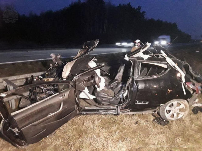 Dramat na A1. Osobówka zmiażdżona jak metalowa puszka, 26-letni kierowca walczy o życie