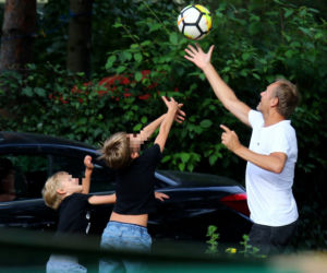 Donald Tusk. Z wnukiem harata w gałę.