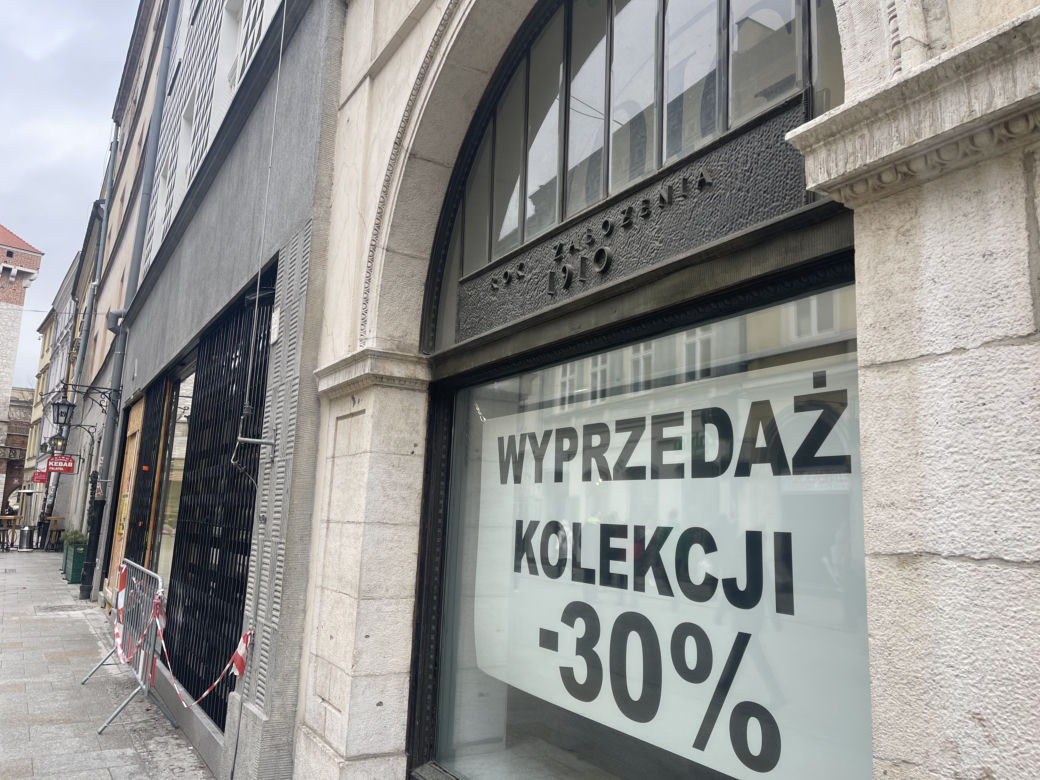 Ten zakład optyczny istnieje od 1910 roku. Przerwał dwie wojny, a przez inflację i ceny prądu grozi mu zamknięcie