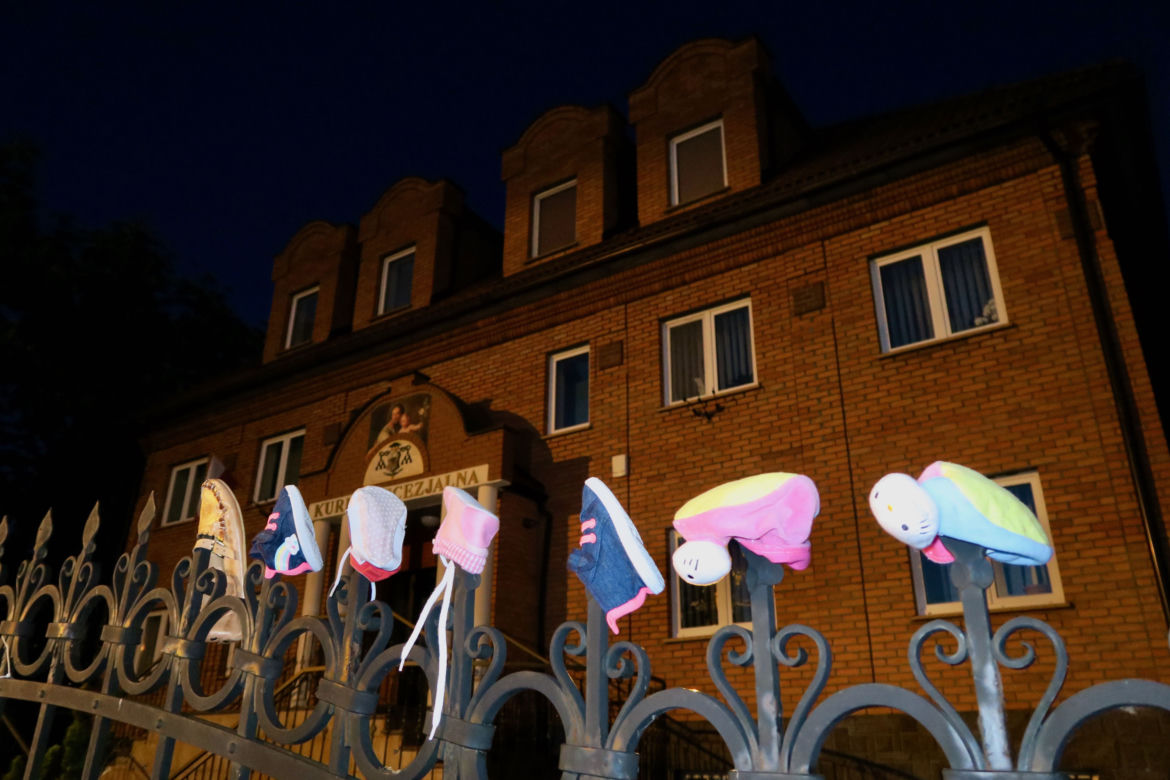 Manifestacja przed kaliską kurią diecezjalną. Kaliszanie oburzeni zachowaniem biskupa Janiaka
