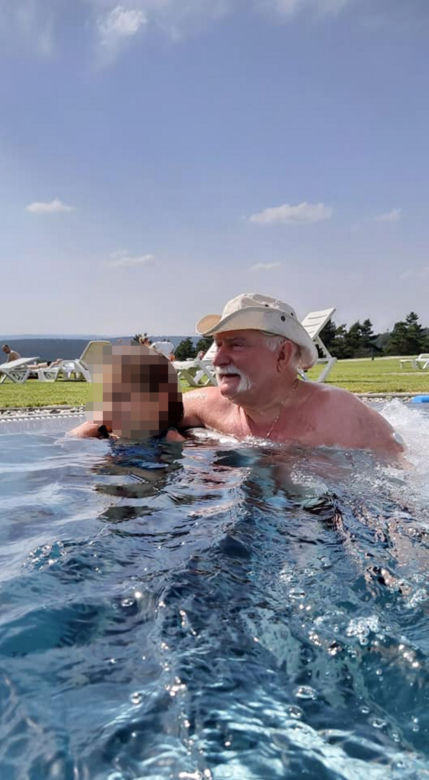Lech Wałęsa szpanuje nakryciem głowy w basenie