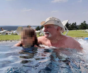 Lech Wałęsa szpanuje nakryciem głowy w basenie