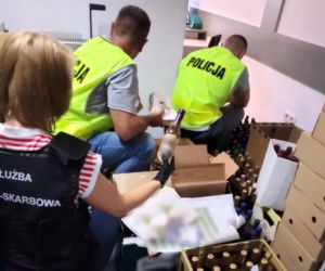Białystok. 160 litrów nielegalnej substancji zagadkowego pochodzenia w magazynie