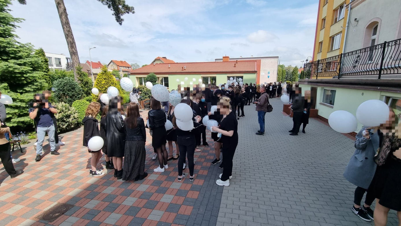 Koledzy żegnają swoją Madzię. "Cześć Jej pamięci!". Łzy, rozpacz i niezrozumienie. Nie tak miał wyglądać koniec roku szkolnego [ZDJĘCIA]