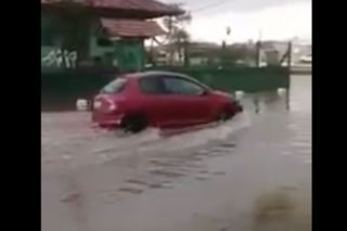Niesamowite zdarzenie! Auto zapaliło się po wjeździe do wody! WIDEO