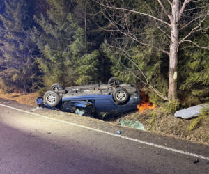 Dramat na krajowej 20! Młoda kobieta dachowała BMW. Zahaczyła o ciężarówkę