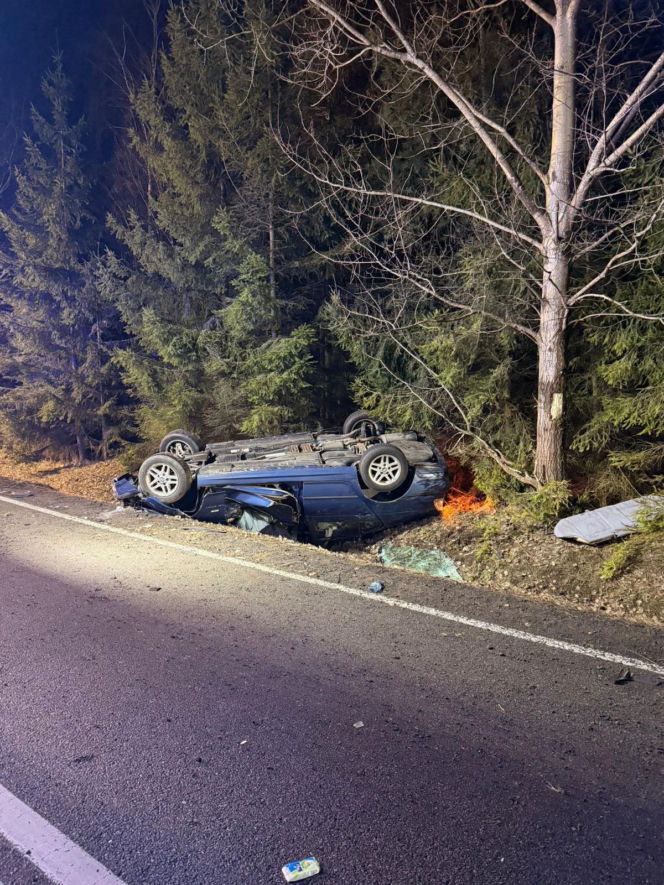 Dramat na krajowej "20"! Młoda kobieta dachowała BMW. "Zahaczyła o ciężarówkę"