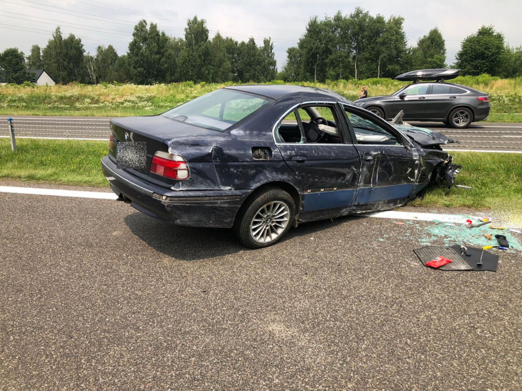 Jeden kierowca usnął za kółkiem, drugi nie opanował swojego bmw. Dwa groźne dachowania w regionie 