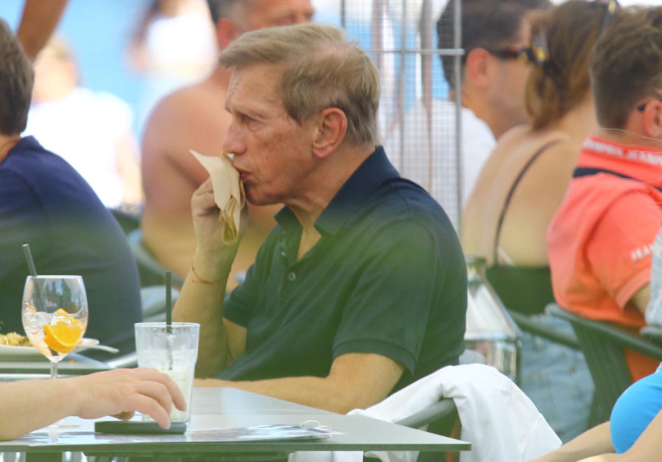 Jan Englert w Sopocie wystawił klatę do słońca