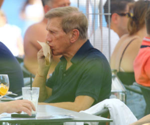 Jan Englert w Sopocie wystawił klatę do słońca