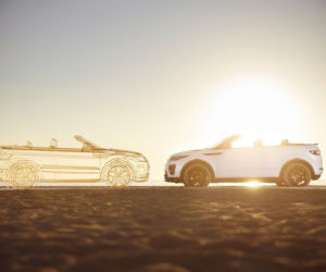 Dzieczyna Bonda Naomie Harris pozuje z Range Roverem Evoque kabrio