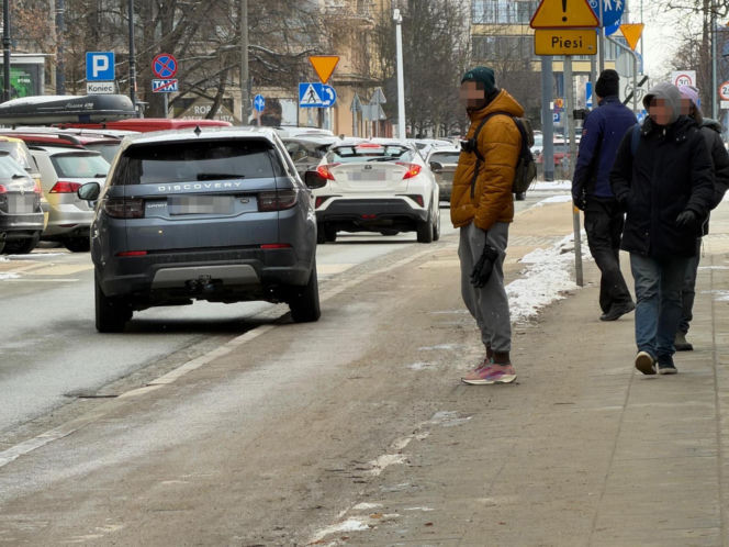 Przewiózł go na masce, to mu wybił szybę. Awantura w centrum Warszawy. "Poniosły emocje. Obaj byliśmy winni"