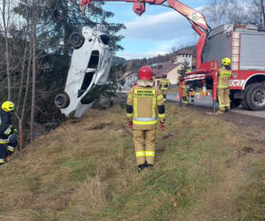 Lubomierz. Osobówka DACHOWAŁA w potoku! Wyciągał ją żuraw hydrauliczny