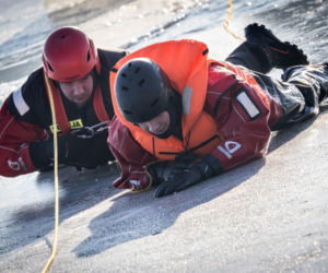 Pokaz ratownictwa na lodzie w Poznaniu. Służby ostrzegają: zima kusi, ale konsekwencje mogą być śmiertelne