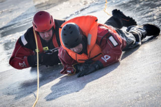 Pokaz ratownictwa na lodzie w Poznaniu. Służby ostrzegają: zima kusi, ale konsekwencje mogą być śmiertelne