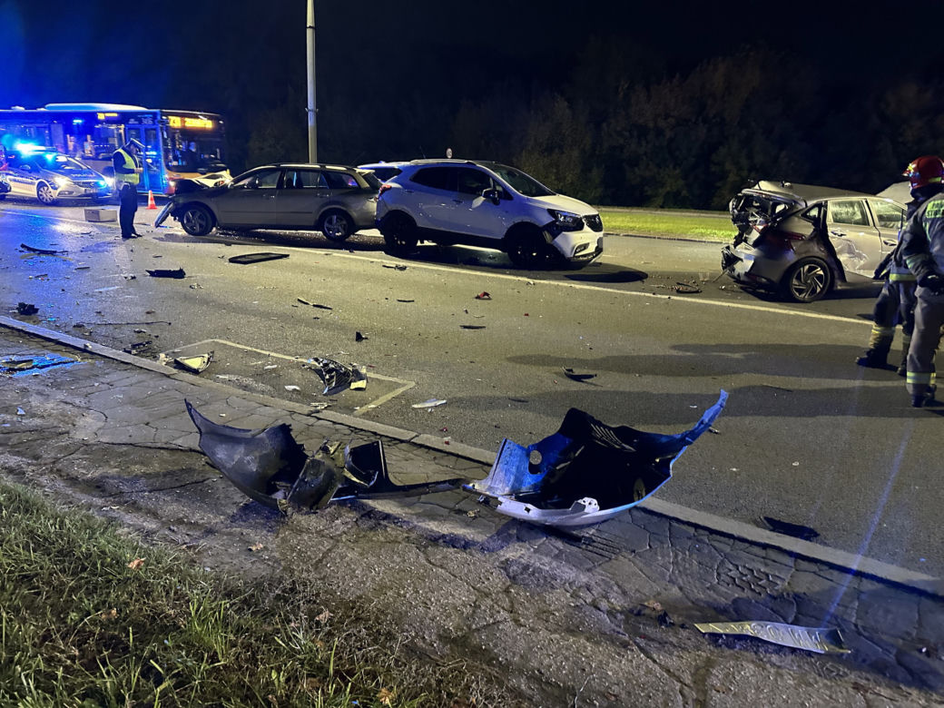 Warszawa. Pijany obywatel Ukrainy spowodował poważny wypadek. Zderzyły się cztery samochody osobowe