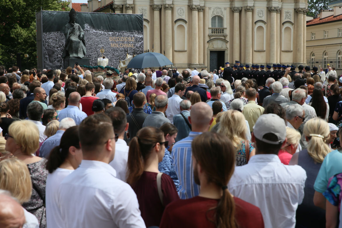 Centralna procesja Bożego Ciała w Warszawie. Ołtarze nawiązywały do wojny