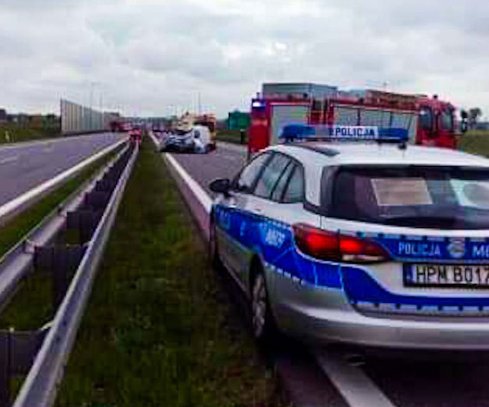 Zambrów. Pożar osobówki na S8. Kierowca zabrany do szpitala [FOTO]