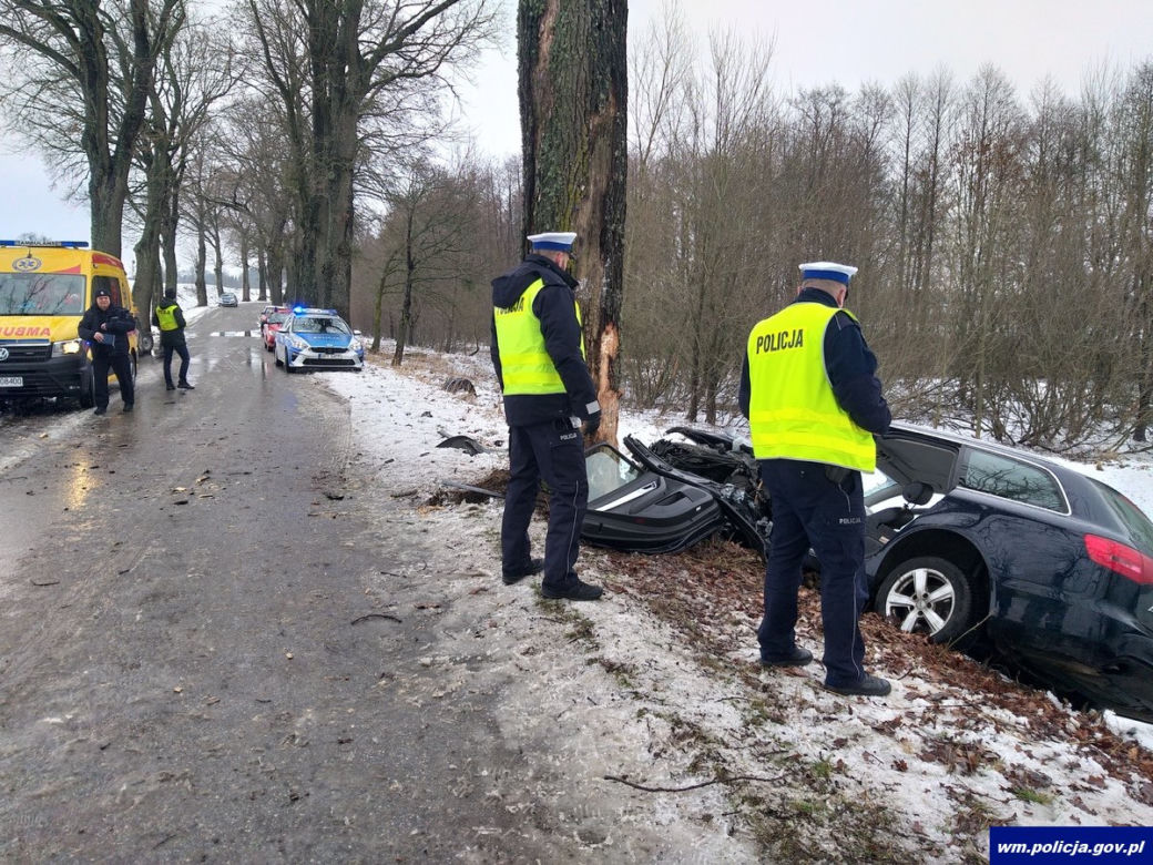 Pod Węgorzewem 25-latka rozbiła się na drzewie. Na miejscu tragedii płoną znicze