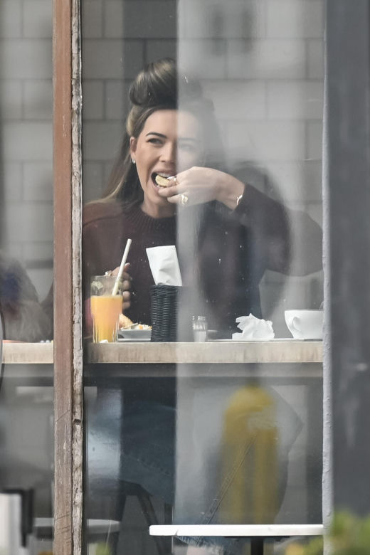 Sandra Kubicka w wałku na głowie
