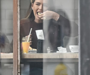Sandra Kubicka w wałku na głowie