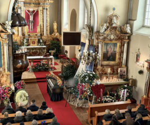 Kolorowe kwiaty okryły trumnę Anity. Wzruszające słowa księdza. Każdy z nas chciałby mieć taki pogrzeb