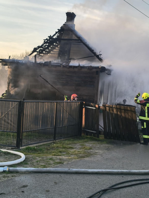 Pożar domu w Wielkiej Wsi. Jedna osoba poszkodowana, gmina organizuje pomoc przed świetami