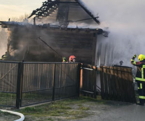 Pożar domu w Wielkiej Wsi. Jedna osoba poszkodowana, gmina organizuje pomoc przed świetami