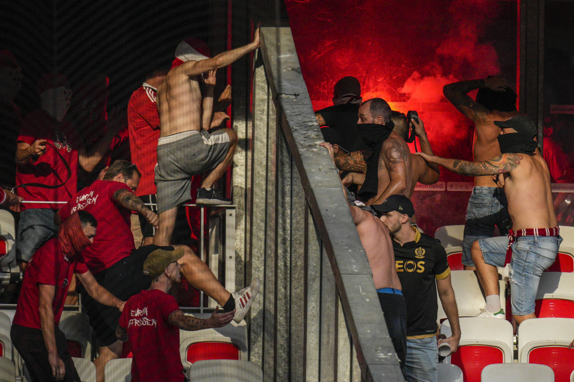 Zadyma na meczu OCG Nice - FC Koln 