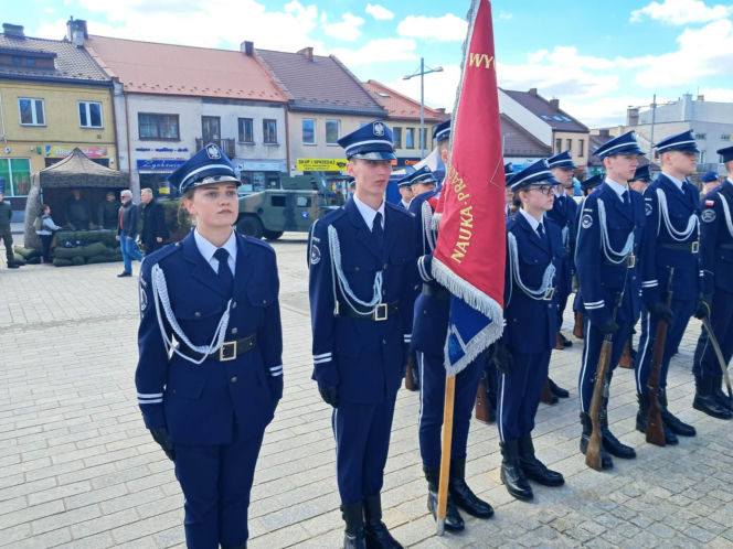 "Ślubuję!" – patriotyczne sceny na Rynku w Starachowicach
