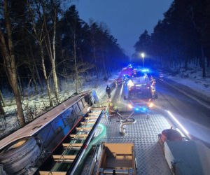 Na trasie Wyszków-Łochów na DK 62 doszło do wypadku autobusu