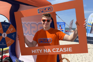 Niebieska i pomarańczowa ekipa rozgrzała plażę w Ustce! Baltic Tour Medicover Sport kontynuuje nadmorską trasę!