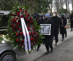 Pogrzeb Krzysztofa Kowalewskiego. Żona i córka aktora na Starych Powązkach