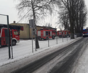 Ogień w Szkole Podstawowej w Sulisławicach! Na miejscu kilka zastępów straży pożarnej [ZDJĘCIA]