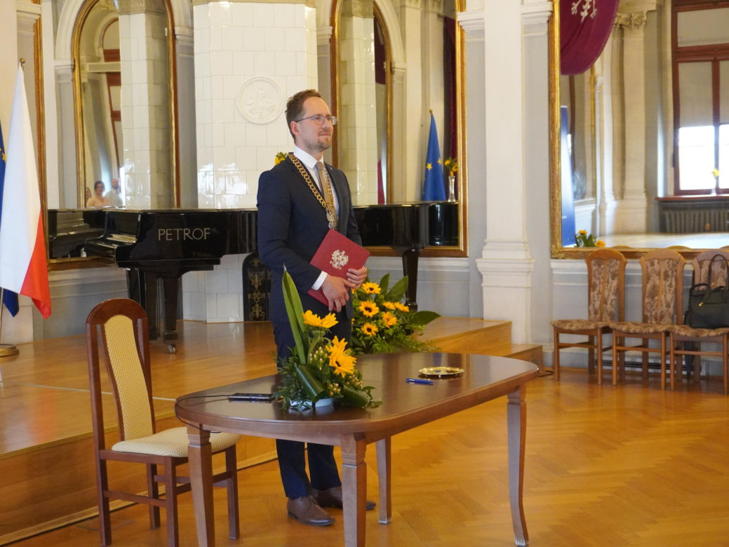 Prezydent Tarnowa udzielił ślubu. Anna i Mariusz powiedzieli sobie „tak” w Sali Lustrzanej