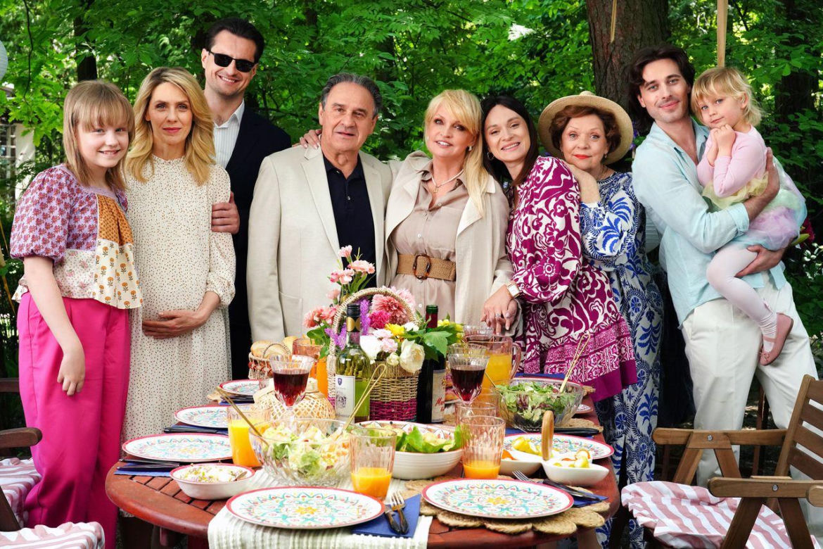 Barwy szczęścia, odc. 2922: Małgorzata (Adrianna Biedrzyńska), Jerzy (Bronisław Wrocławski), Natalia (Maria Dejmek), Herman (Maciej Raniszewski), Malwina (Joanna Gleń), Emilka (Jessica Frankiewicz), Lea (Lena Sobota), Cezary (Marcel Opaliński)