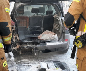 Auto płonęło na Pradze-Północ. Gaśnice nie dawały rady